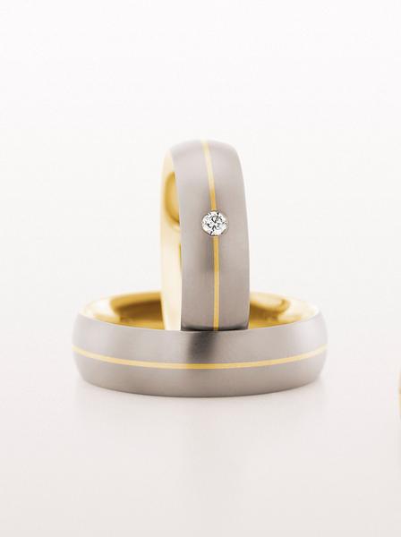 CENTER FLUSH SET DIAMOND IN MATTE FINISH WEDDING RING - RING ON TOP